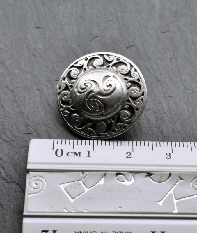 Keltischer Knopf mit Triskele silberfarben Maße